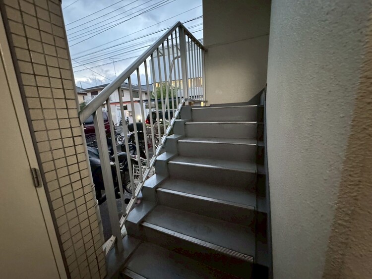 設備 共用部の階段です。明るく清潔に管理されています。