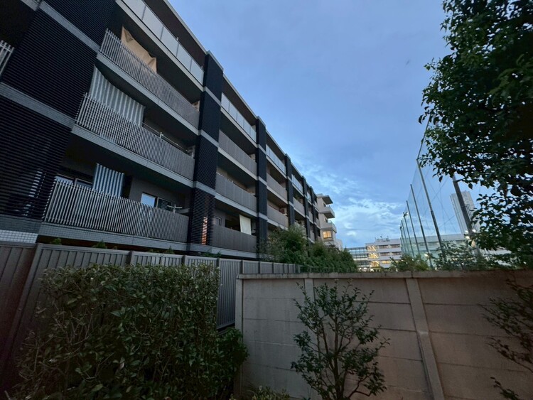 バルコニー 眺望や窓からの景色が良いと、家で過ごす時間も快適です。