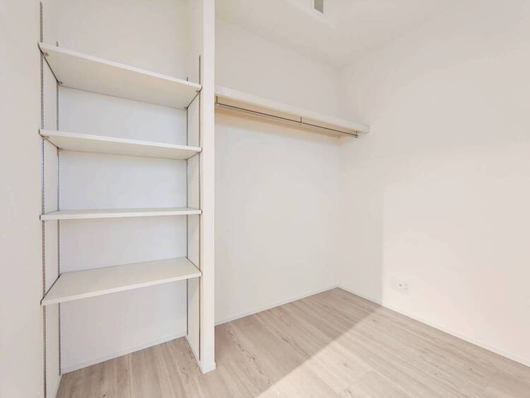 収納 家電やスーツケース、ストック品など何でも片付く嬉しい空間です。