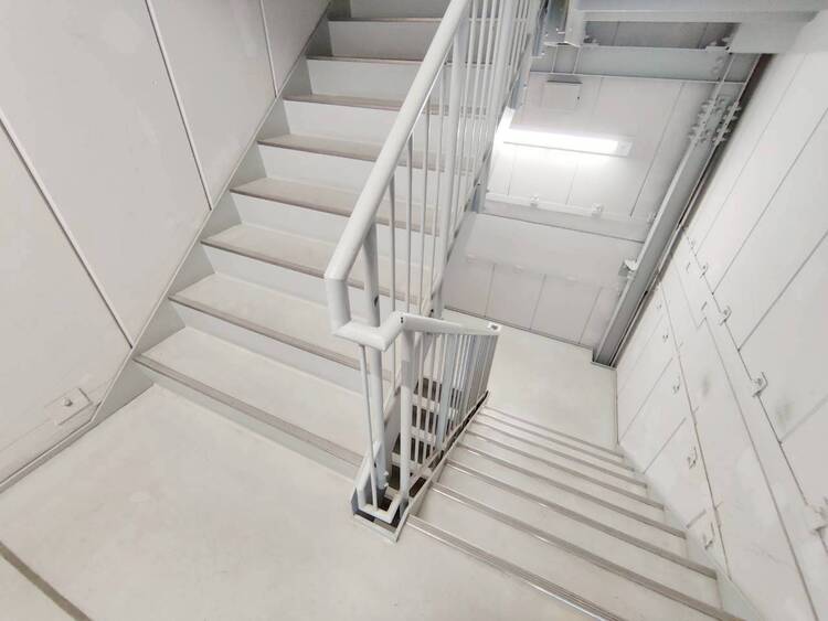 設備 共用部の階段です。明るく清潔に管理されています。