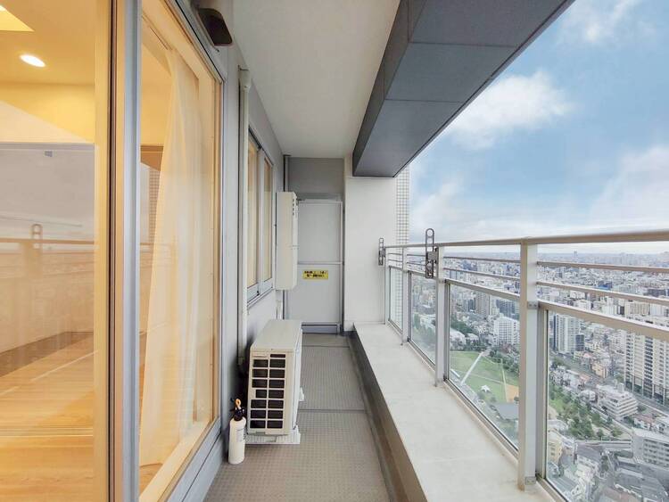 バルコニー 朝の澄んだ空気や、夕方に吹く清々しい風を感じられるバルコニー。