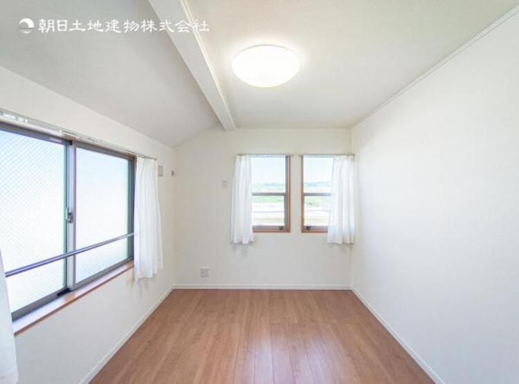 内装 採光を確保した明るい室内は風通しも良く穏やかな時が流れます！様々な生活スタイルにも対応可能な間取り。採光もアクセントの一つとして。この明るい好みの空間で読書をしたり、音楽を聞いたりと一人の時間も充実！ 