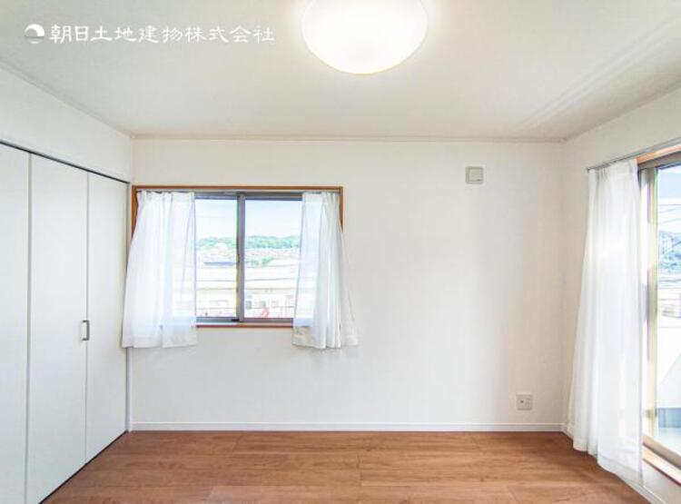 内装 自分の時間を充実させながら心豊かにできるプライベート空間！！穏やかな寛ぎを届ける仕様のゆとりある居室。個室のお部屋が欲しいという要望に応える設計で、過ごす時間が長くてもゆったり落ち着いて過ごせそう！！ 