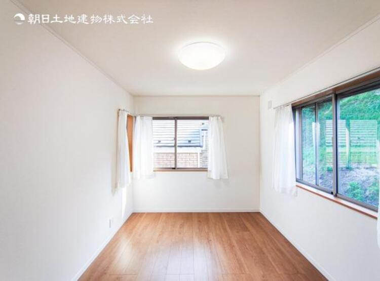 内装 居室はひとり時間を過ごせる安らげるお部屋として活用できます！収納スペースあり！荷物が多くても十分！！ベッドや勉強机、テレビなどを置きたい場合におすすめ！！過ごす時間が長くてもゆったり過ごせそうですね！ 