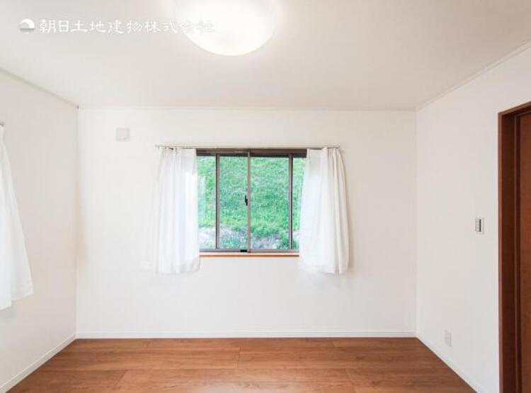 内装 穏やかな寛ぎあじわえるお部屋では有意義な時間がつくれます！！大きな窓からと陽光が注がれる明るい空間！光もアクセントの一つとして。一人時間も充実したものにできるプライベートルームは日々を豊かにします！！ 