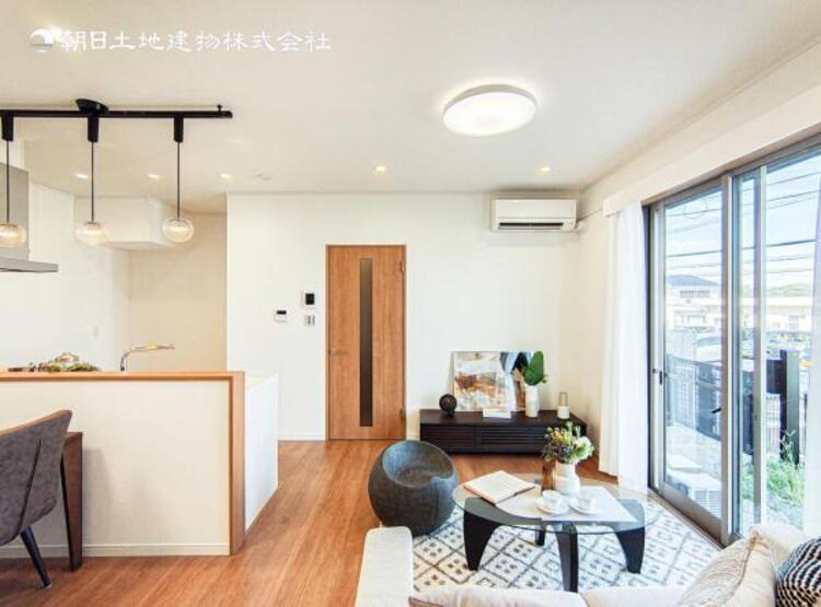 居間 家族の会話や笑顔が行き交うリビングで、子供を走り回らせたい。ダイニングテーブルでゆったり食事を堪能。光と風が溢れる開放的なリビングダイニングには、くつろぎの空間を生み自然と家族みんなが集まってきます 