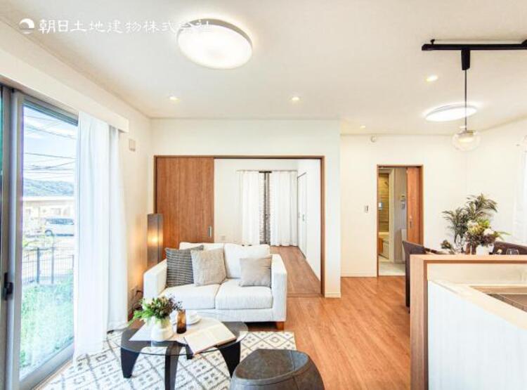 居間 お天気が晴れの日は照明をつけなくても充分明るいリビングです！どこか落ち着きのある広々とした内装です！皆で過ごす空間が、目に浮かんでくる様な優しいリビングダイニングです！くつろいだり楽しい時間を是非！ 