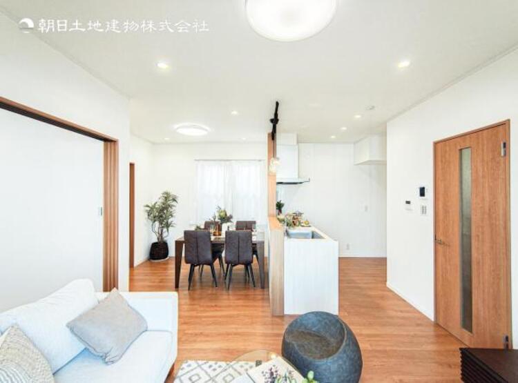 居間 リビングにあふれる採光と心地よい風のつどう調和された空間！！生活を彩る充実した日々が過ごせそうです。家族の滞在期間が長くなることを予測して、設計士が思いと工夫をこらした自慢のリビングダイニング！！！ 