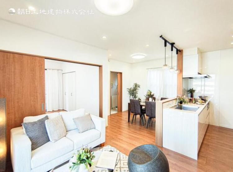 居間 開放感とプライベート感が見事に両立されたリビングダイニング！通常では相反するファクターがともにそろうと極上のくつろぎ空間が生まれます。だれにも譲りたくない至福の空間で過ごす日々は生活をより豊かにします 