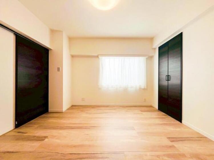 内装 穏やかな寛ぎあじわえるお部屋では有意義な時間がつくれます！大きな窓からと陽光が注がれる明るい空間！光もアクセントの一つとして。一人時間も充実したものにできるプライベートルームは日々を豊かにします！！