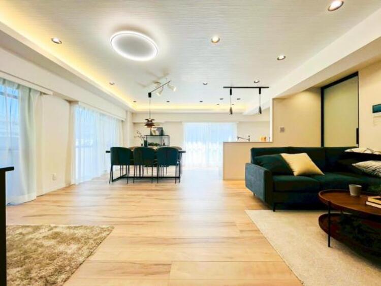 居間 家族の会話や笑顔が行き交うリビングで、子供を走り回らせたい。ダイニングテーブルでゆったり食事を堪能。光と風が溢れる開放的なリビングダイニングには、くつろぎの空間を生み自然と家族みんなが集まってきます