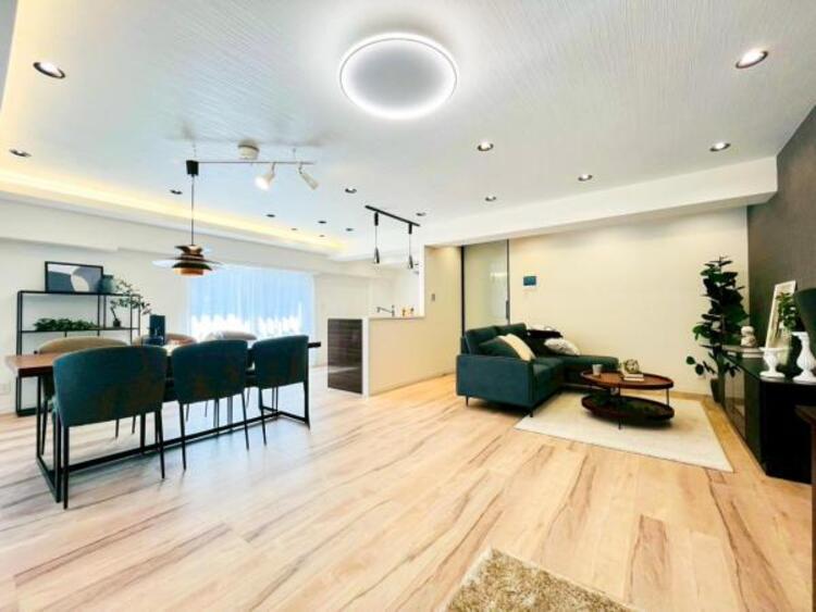 居間 お天気が晴れの日は照明をつけなくても充分明るいリビングです！どこか落ち着きのある広々とした内装です！皆で過ごす空間が、目に浮かんでくる様な優しいリビングダイニングです！くつろいだり楽しい時間を是非！