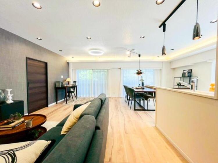 居間 リビングにあふれる採光と心地よい風のつどう調和された空間！！生活を彩る充実した日々が過ごせそうです。家族の滞在期間が長くなることを予測して、設計士が思いと工夫をこらした自慢のリビングダイニング！！！