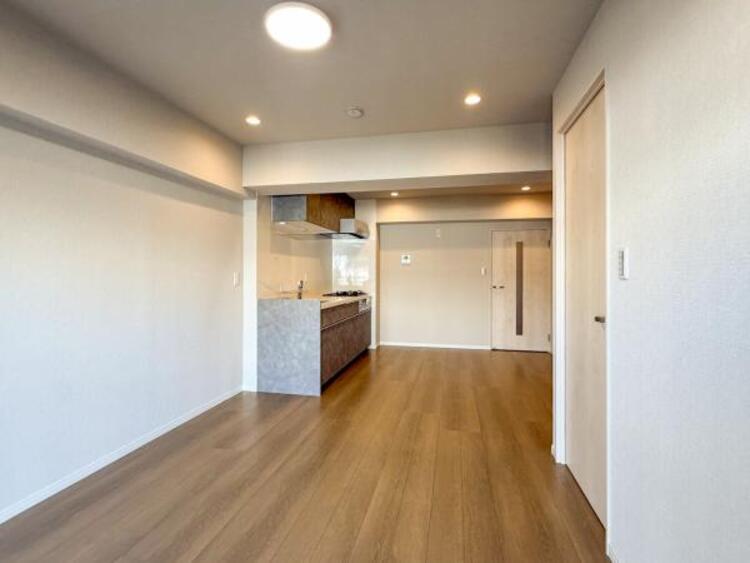 居間 快適に過ごす条件は、一人ひとり違います。飾リ過ぎないシンプルな内装と偏り過ぎないデザインで統一しております。居住していく中であなただけの【マイホーム】に創り上げて下さい。