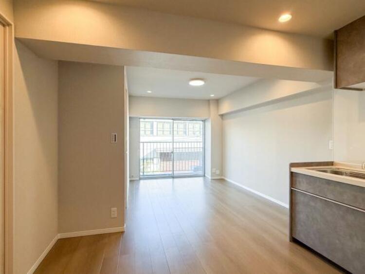 居間 大切な時間を共に過ごすのは、「家族」も「お住まい」も同じです。時代が経っても変わらない居住性の高さと、いつまでも色褪せず住む毎に親しみ深くなるデザイン。「みんな」で一緒に毎日を過ごしましょう。