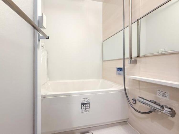 風呂 光に照らし出されたバスルーム。膨よかな湿度と静かに揺れる眼前の水面。広い浴槽にゆっくりと身を沈め深く瞑想をすれば、また新たな活力が膨らんできます。