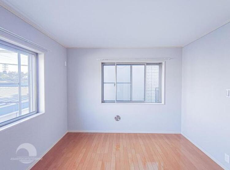 内装 採光を確保した明るい室内は風通しも良く穏やかな時が流れます！様々な生活スタイルにも対応可能な間取り。採光もアクセントの一つとして。この明るい好みの空間で読書をしたり、音楽を聞いたりと一人の時間も充実！ 