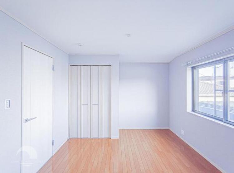 内装 居室はひとり時間を過ごせる安らげるお部屋として活用できます！収納スペースあり！荷物が多くても十分！！ベッドや勉強机、テレビなどを置きたい場合におすすめ！！過ごす時間が長くてもゆったり過ごせそうですね！ 