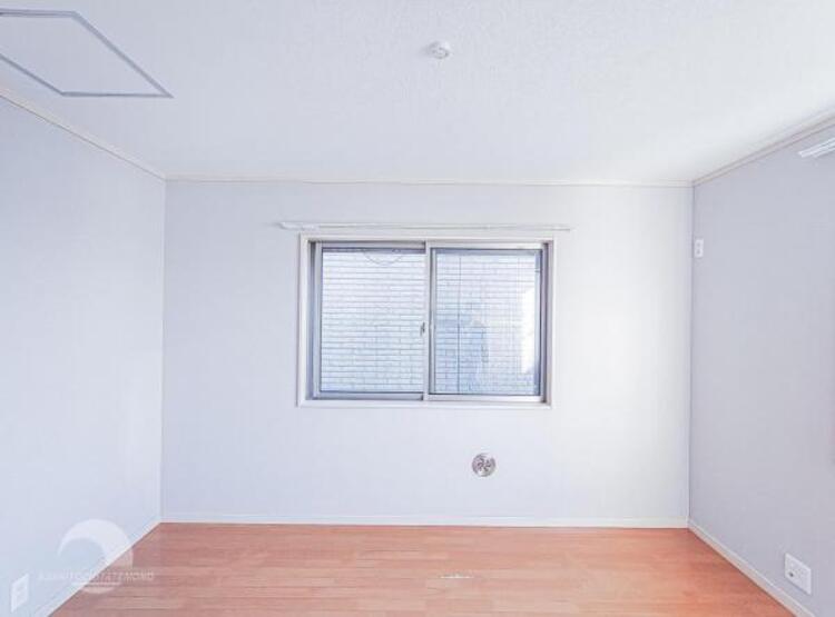 内装 穏やかな寛ぎあじわえるお部屋では有意義な時間がつくれます！！大きな窓からと陽光が注がれる明るい空間！光もアクセントの一つとして。一人時間も充実したものにできるプライベートルームは日々を豊かにします！！ 