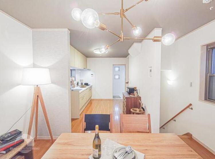 居間 家族の会話や笑顔が行き交うリビングで、子供を走り回らせたい。ダイニングテーブルでゆったり食事を堪能。光と風が溢れる開放的なリビングダイニングには、くつろぎの空間を生み自然と家族みんなが集まってきます 