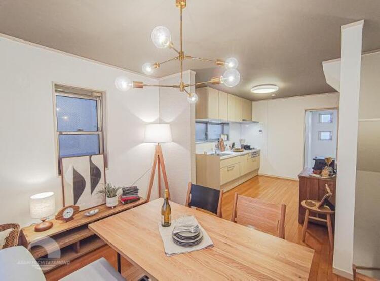 居間 お天気が晴れの日は照明をつけなくても充分明るいリビングです！どこか落ち着きのある広々とした内装です！皆で過ごす空間が、目に浮かんでくる様な優しいリビングダイニングです！くつろいだり楽しい時間を是非！ 