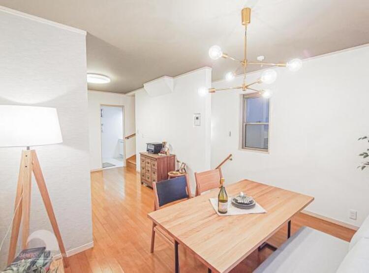 居間 リビングにあふれる採光と心地よい風のつどう調和された空間！！生活を彩る充実した日々が過ごせそうです。家族の滞在期間が長くなることを予測して、設計士が思いと工夫をこらした自慢のリビングダイニング！！！ 