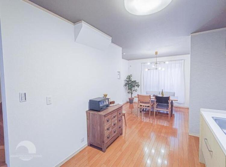 居間 開放感とプライベート感が見事に両立されたリビングダイニング！通常では相反するファクターがともにそろうと極上のくつろぎ空間が生まれます。だれにも譲りたくない至福の空間で過ごす日々は生活をより豊かにします 