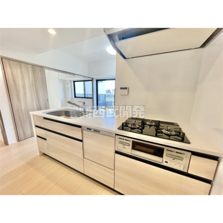 キッチン 料理中もリビングの家族に目が届く対面カウンターキッチン。食器洗い乾燥機付きなので、食後はゆっくり家族だんらんを楽しめます