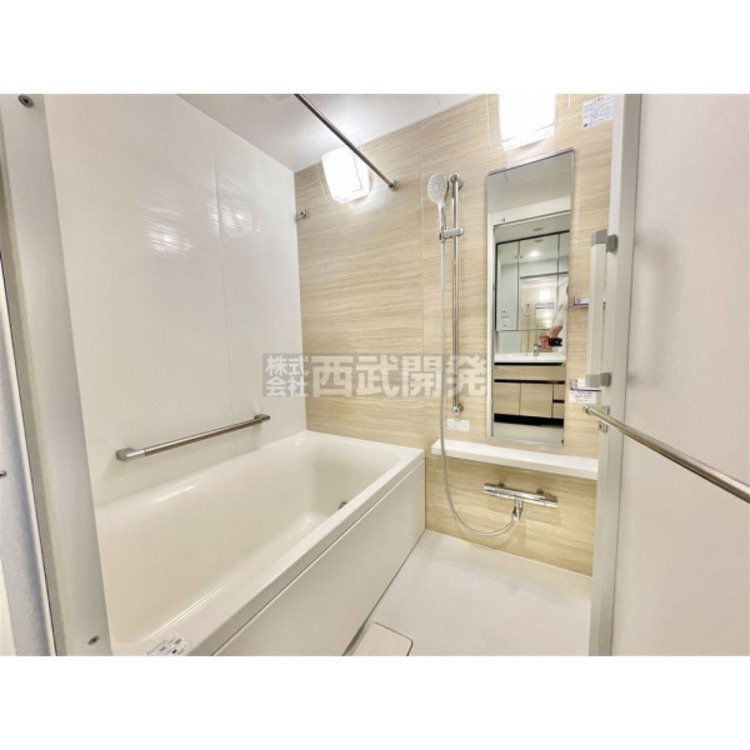 風呂 換気乾燥機付きの浴室は、雨の日でも洗濯物ができるのでとても便利です。梅雨の時期でもこれで安心ですね。