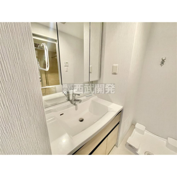 洗面 収納力と機能性に優れた三面鏡洗面化粧台です。鏡の裏は収納スペースになっていますので、すっきり清潔に保てます。