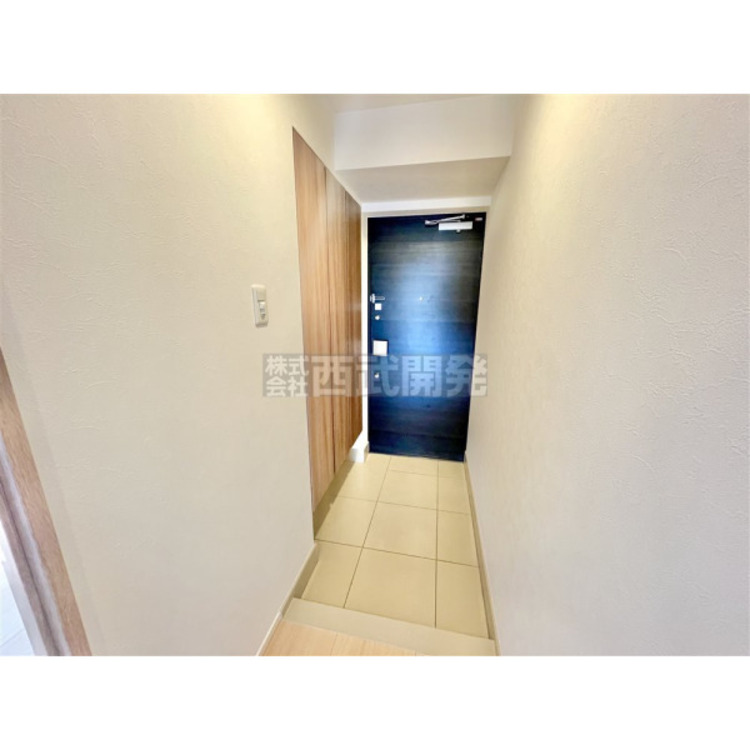 玄関 大きなシューズボックス。中の棚板は可動式なのでブーツや長靴なども楽々収納できます。