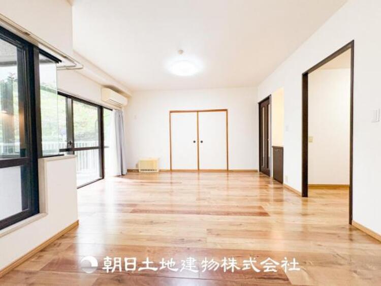 居間 リビングにはみんなが集い、食事や楽しい会話が始まる。