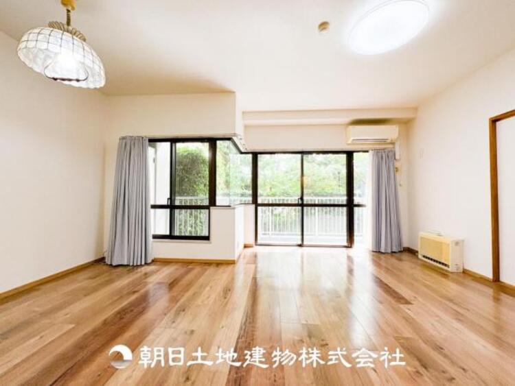 居間 大切なご家族、招いた友人と過ごすひと時を溢れる光が優しく包み込む空間。