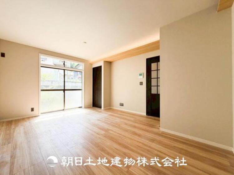 居間 【外観写真】当たり前の日常に、この開放感ある眺望と共に閑静な住宅街の季節感を演出する四季折々の変化を楽しめる心地よい場所となります。