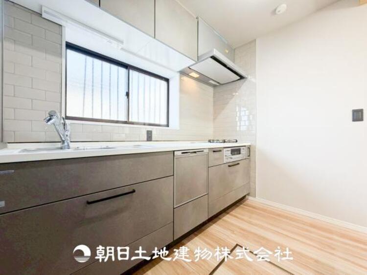 キッチン 【前面道路】 車通りの少ない閑静な住宅街に位置しております。子育てへの安心感と家族で遊べる自然が身近な嬉しい立地です。