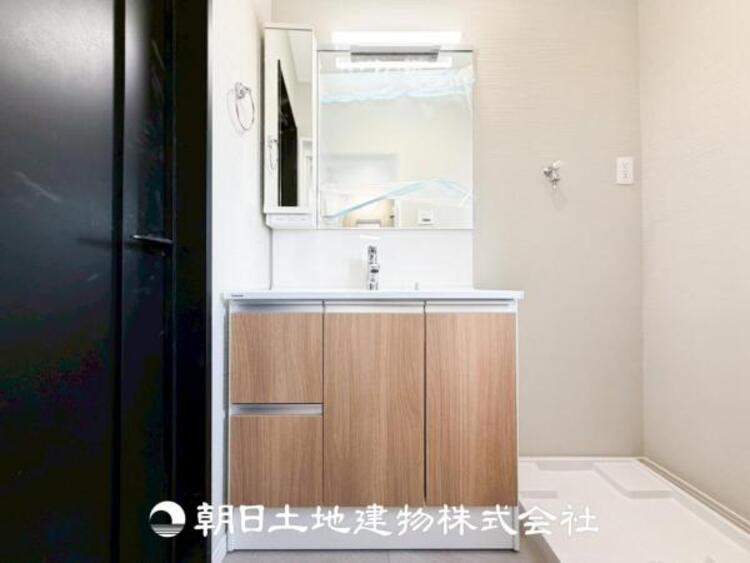 洗面 【外観写真】家族の色を映し出す洗練された邸宅は、ずっと輝き続けながらいつしか街の風景に溶け込んでいきます。