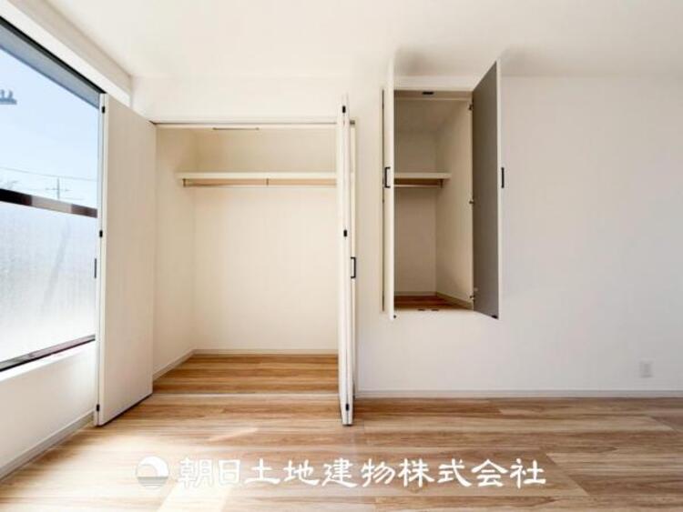 収納 【外観写真】目の前に手を伸ばせば、触ることが出来そうな環境が、そのままインテリアになったような印象です。その豊かな眺望にふさわしい空間には、通風・採光にも優れ、心地よい光と風があふれています。
