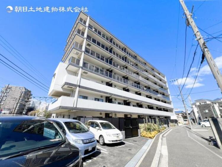 外観 【外観写真】表現された空間はたくさんの光を浴び、風を感じ、暮らしの時間を豊かにしてくれます。デザインされた空間と競い合うかのような充実した建物と共に大切な家族の思い出を刻んでいきます。