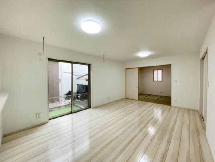 居間 家族団らんのときを優しく包み込む、明るく広々したLDKです