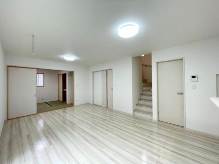 居間 リビング階段を通って自室に向かう設計で、ご家族のコミュニケーションがうまれます 