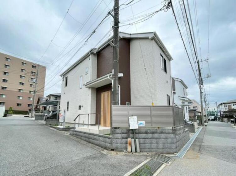 外観 全室南向き、角地につき陽当たり・風通し良好です！前面道路は車通りが少なく落ち着きのある住宅街です。