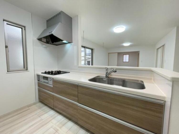 キッチン 料理中もお子様に目が届く対面式システムキッチン。作業スペースも収納も豊富です。