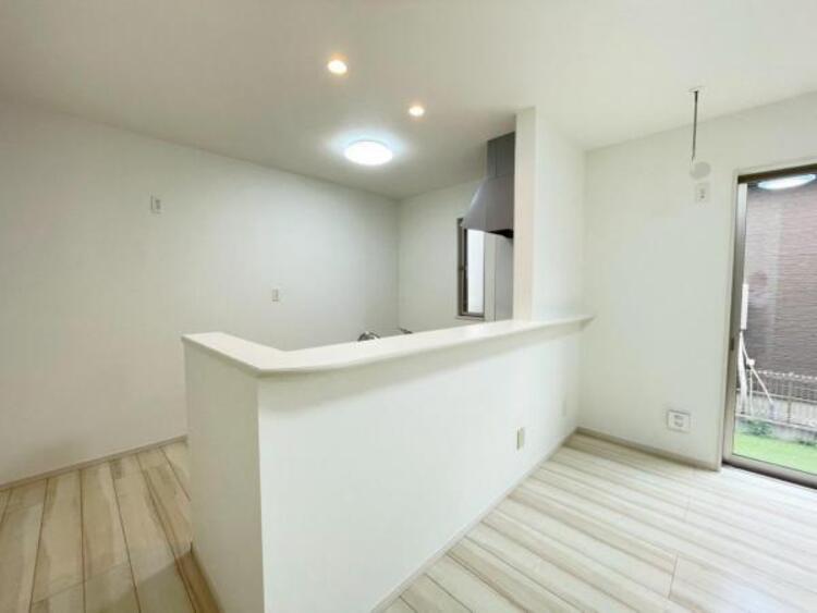 キッチン 立ち上がりがあり、手元が見えないキッチンですっきりとしたLDKに。