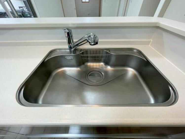 キッチン 鍋や大皿も洗える広々としたシンクです。ステンレスのため耐久性・お手入れしやすさも魅力です 