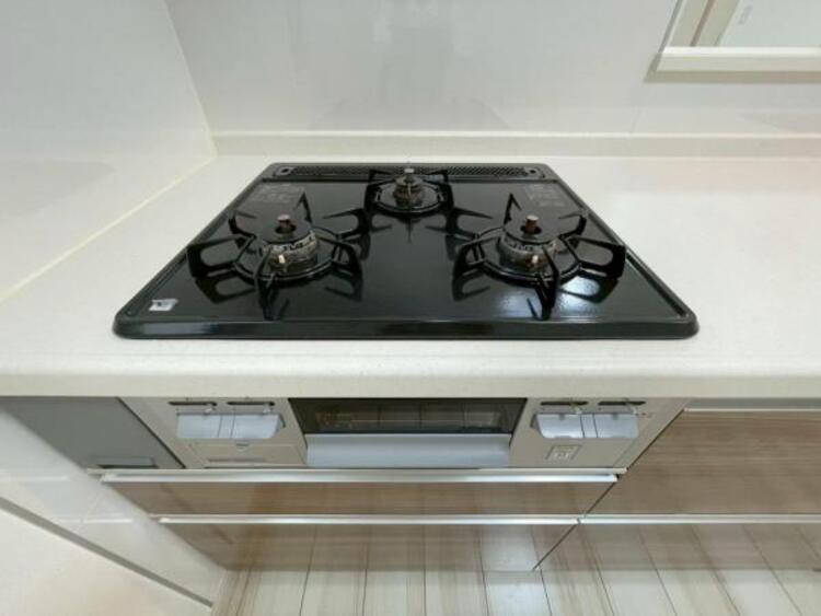 キッチン 3口コンロはお鍋もフライパンも同時に使えるので、料理効率も上がりますね。 