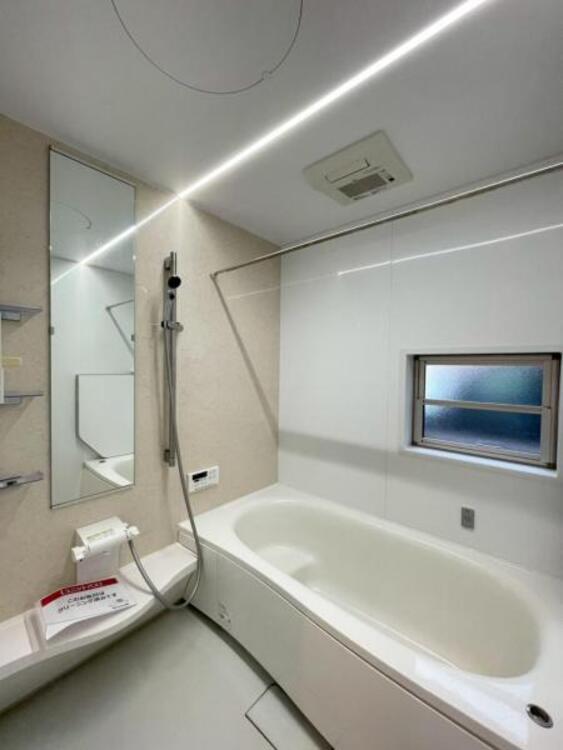 風呂 浴室乾燥機付きのバスルーム。足を伸ばしてリラックスができる安らぎの空間です 