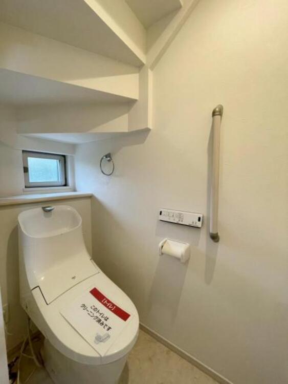 トイレ 明るく清潔感のある節水型ウォシュレットトイレです 