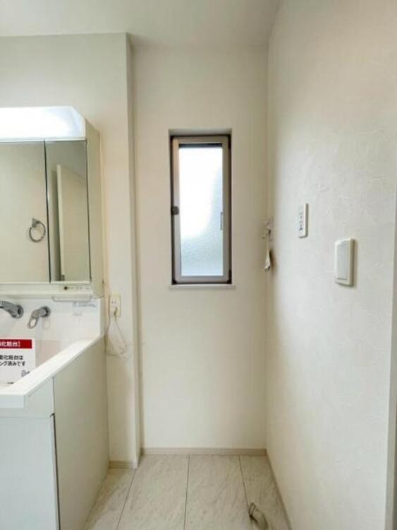 洗面 耐水性が高くお掃除が快適なクッションフロア採用の洗面室です 