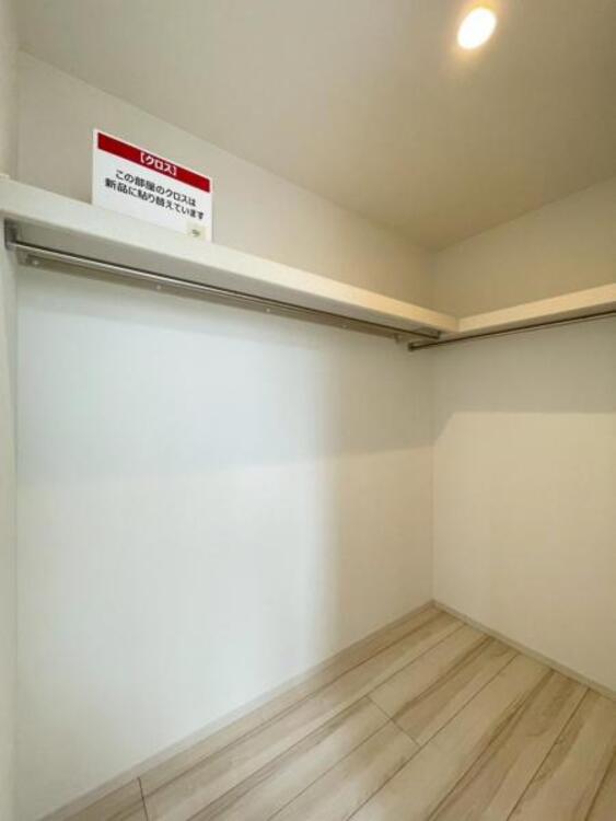 収納 大容量のWICにはご夫婦の衣類がすっきり収まり、衣替えいらずですね 