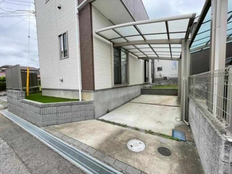 駐車場 お車を雨や紫外線から守るカーポート。1台駐車可能です。